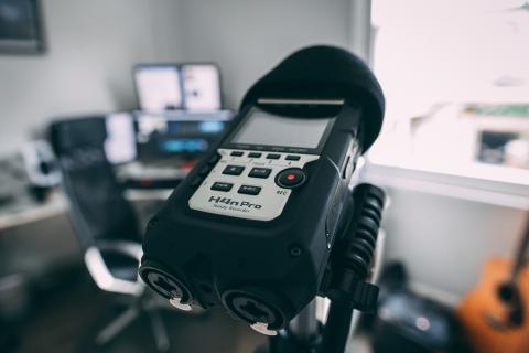 Zoom H4n audio recorder setup for in a small office for recording. Photo by James Baldwin on Unsplash